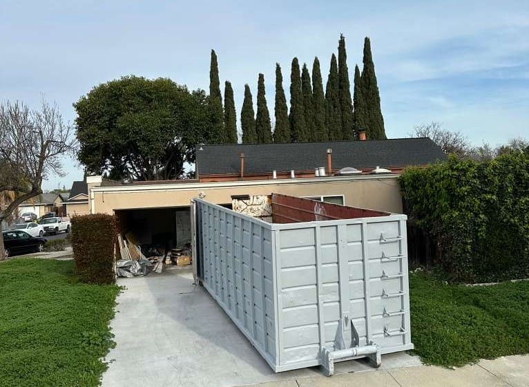 Commercial 40 yard dumpster rental roll off container in San Jose